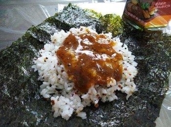 step2: 將台塑黑胡椒醬淋在熟飯上，稍微抹開