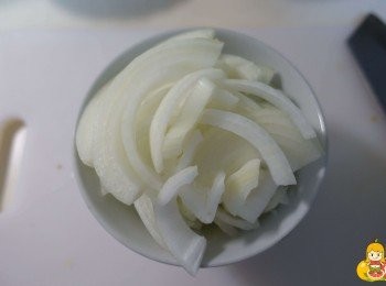 step4: 洋蔥也是這道料理不可或缺的<span class="group_1">食材</span>之一，黃紅紫洋蔥，建議選黃洋蔥比較甜，切成熱炒最常出現的長條狀即可