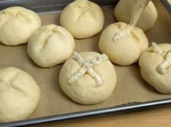 step5: 麵團發酵好後在表面用刀片劃X型。然後擠上蒜蓉黃油醬。提前預熱烤箱180℃至少10分鐘。麵包放進去後，175℃烤18分鐘。