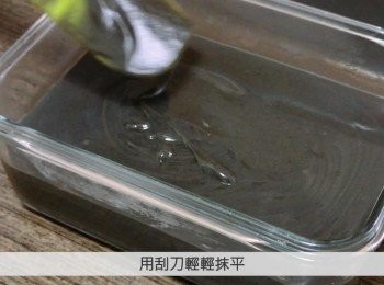 step6: 在糕盤掃上一層油，把芝麻粉漿倒入糕盤，用刮刀抹平，在桌面敲動數次迫出芝麻漿中多餘空氣。