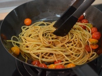 step4: 醬料迅速與煮８分熟的義大利麵一同拌勻