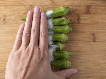 step1: 首先將鹽巴撒在秋葵上，再用手戳揉去除部分細毛。(此步驟可省略