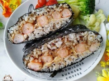 step6: 稍微按壓定型後，即可用熟食菜刀對切食用！
飯吸收了黑胡椒醬後質地比較濕潤，配上甜甜的蝦仁與奶味起司，
不但口感好，風味也很有層次呢～