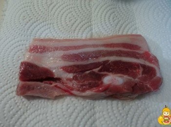 step4: 清洗完畢後，準備餐巾紙鋪平，把豬五花的的水份吸乾，大概兩邊壓一下即可。找一個大小適中的容器，準備要開始醃漬了