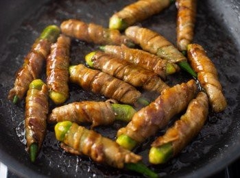 step5: 接著加入所有調味料並繼續加熱、翻動至所有秋葵捲都均勻沾裹上醬汁