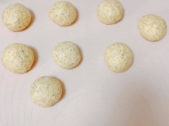 step3: 讓麵團發酵1小時，發酵後，分割成8等分