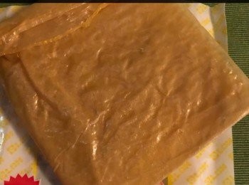 step1: 打開一包腐皮，內有2張，然後取一張剪開4張備用。