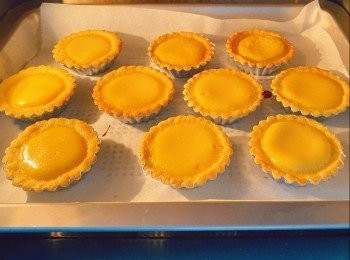 step8: 因用家用蒸焗爐，我怕<span class="group_1">撻皮</span>唔上色，所以我先焗<span class="group_1">撻皮</span>8分鐘，再落<span class="group_2">蛋漿</span>焗8分鐘。如果大家用焗爐，直接180度焗10分鐘即可