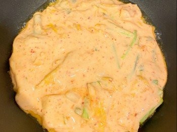 step3: 燒熱油鑊，倒入適量麵糊並攤成圓餅形，中火煎3-5分鐘至煎餅呈金黃色即可。