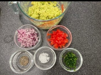 step1: 青檸榨汁，車厘茄去籽去汁再切碎，紫洋蔥切碎，芫茜切碎，熟牛油果一開二，去核和挖出果肉，果肉放在大碗內