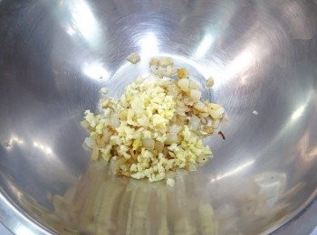 step2: 炒熟的洋蔥與薑末和蒜末混合均勻
