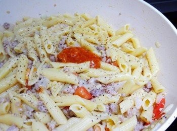 step3: 加入煮熟的義大利麵和一些煮麵水。
再個人喜好加入台塑義大利醬調味，我這裡是再加1匙而已，就覺得很夠味了!