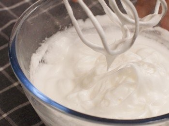 step2: 準備<span class="group_2">蛋白霜</span>
打發蛋白
然後分開3次分別加入糖