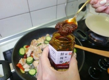 step4: 拌入適量的台塑椒麻鮮辣醬
