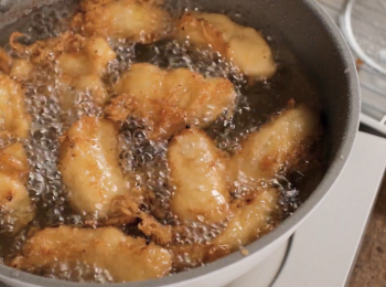 step2: 油熱以後，把香蕉放入油鍋中。
炸至外皮金黃色就可以了。

完成！