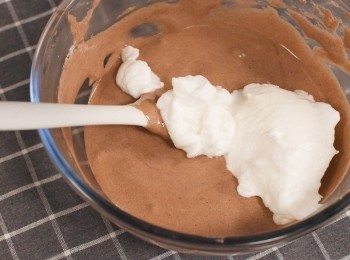 step3: 先將 ⅓<span class="group_2">蛋白霜</span>加至朱古力麵糊中
輕輕混合。
然後再分數次慢慢加入蛋白。

*請記得不要過度攪拌。