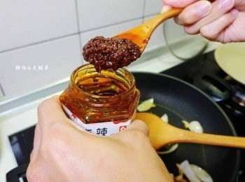 step2: 接著加入牛肉炒熱後，拌入適量的麻辣鍋底醬