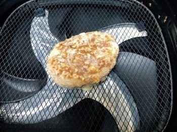 step1: 在冰箱直接取出急凍漢堡牛扒放入氣炸鍋，用160度氣炸8分鐘（如果用煎煮方式需溶雪，煎煮大概10分鐘）