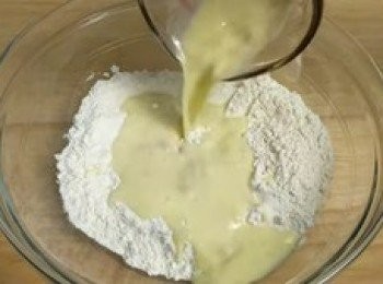 step1: 溫牛奶＋速發酵母＋糖＋雞蛋拌勻。麵粉加鹽拌勻倒入雞蛋奶拌勻至無乾粉。