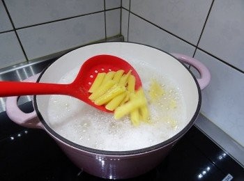 step1: 洋蔥切丁、蒜頭和薑切末。
備料同時煮義大利麵，依照包裝指示的時間烹煮