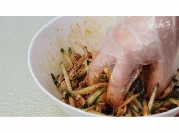 step8: 再加入青瓜絲攪拌均勻, 就可以上碟啦
