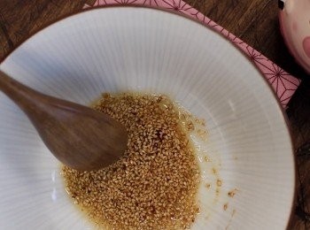 step2: 做<span class="group_1">蔬菜</span>的醬汁：
在大碗中加入調味料混合均勻
（麻油＋芝麻＋醬油＋鹽＋雞湯粉）

把<span class="group_1">蔬菜</span>水份擠掉
加入醬汁然後混合均勻。