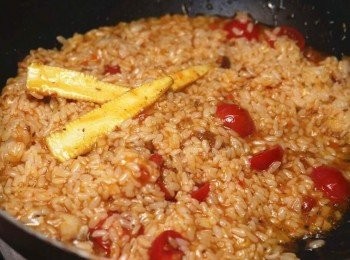 step4: 加入適量的水稍微拌炒，讓醬料醃過米飯，
在這中間都可以適度的添加義大利醬，就依自己的喜好來增加。