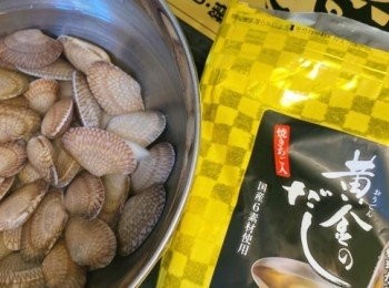 step1: 將大蜆浸於鹽水中約一小時，洗淨，瀝乾。