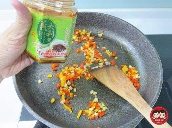 step3: 加入台塑-義大利醬5大匙拌炒一下就可以熄火