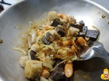 step8: 接著把已經蒸熟的米血糕、糯米腸也一起加入拌炒均勻，都可視<span class="group_1">食材</span>的狀態再次加入黑胡椒醬，再加入一次變更香了，一直有人探頭要來偷吃
