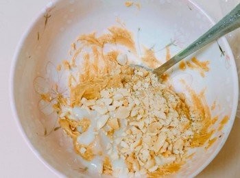 step5: 把花生醬、煉奶及花生碎攪拌均勻