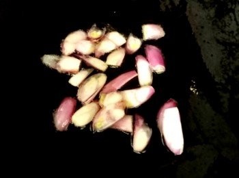 step4: 熱油鍋,下紅蔥頭爆香