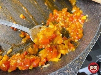 step4: 甜椒和義大利麵醬拌炒時，香味四溢，真的好香呀！