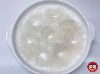 step5: 接下來，把泡好的河粉瀝乾水份。取出一個大盤，抓一小把的河粉，在手上繞小圈，放在盤子上，約可以做8圈，中間會有個小洞，排整齊後備用