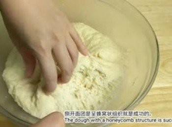 step3: 第二天拿出來按壓排氣，分成8份。搓圓。蓋好發酵至兩倍大。手法可以參考視頻做法。