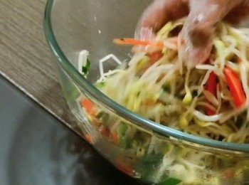 step8: 在碗中放入大豆芽菜、韭菜和紅蘿蔔，然後加入各種調味料拌勻，再撒上芝麻即可。