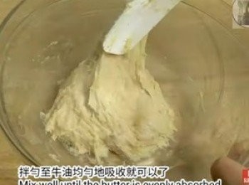 step2: 然後加入軟化牛油均勻拌勻。蓋好室溫發酵1小時或至兩倍大。然後蓋好放進冰箱冷藏一晚。