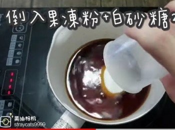 step8: 牛奶+香草條加熱至微滾後
☞ 倒入雞蛋糊內(不停攪拌)