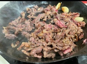 step2: 煎封一面先翻牛肉，炒到大約八成熟盛起，假如鑊中太多油可倒掉部分油，加入巳灼的西芹，西芹加少許鹽和糖同炒，炒到差不多熟時加入牛肉略炒，之後慢慢埋<span class="group_3">芡</span>，熄火後加入果仁略炒勻，即完成。