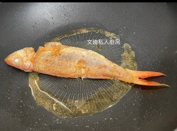 step2: 薑片如果帶燶可先拎起，魚身和魚肚都要煎到脆身先好食。