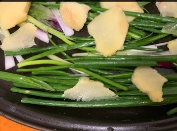 step1: 放入蔥段及薑片