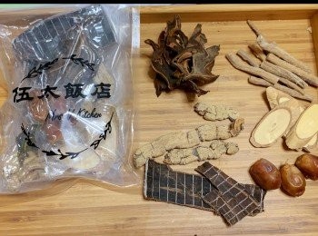 step1: 湯包材料洗淨備用，將全部湯料用8碗水放入煲大火煲滾。