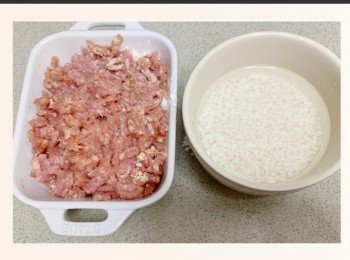 step1: 免治豬肉加豉油、糖、生粉醃好