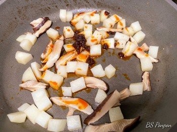 step3: 切記中小火慢炒，大火易焦且容易讓辣味衝鼻