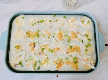 step5: 加熱至3分鐘時，將章魚粒、蟹柳粒、椰菜及天婦羅碎加入，再倒入粉漿至整個盤加熱至熟，用竹籤或筷子轉動至另一面繼續加熱至金黃色