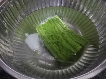 step3: 將泡過冰水的1/苦瓜揸乾後放入已調好的2/汁醬內撈勻放入白醋及梅酒蓋上雪3小時以上入味