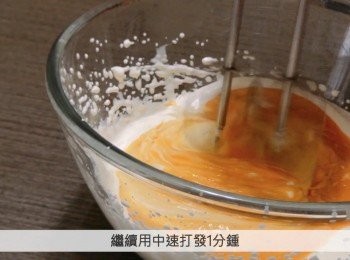step4: 使用中速用打蛋器打發淡忌廉4-5分鍾至有紋路，然後加入芒果醬，繼續用中速打發1分鍾，然後放入冰箱冷藏2小時。