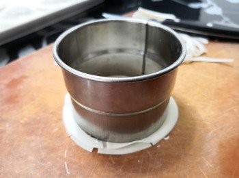 step4: 用圓形切模將多餘的邊位切去