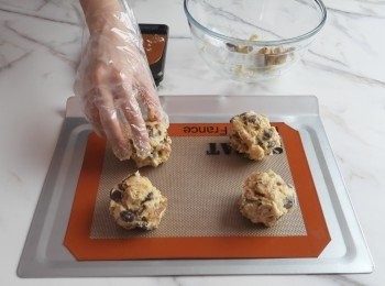 step5: 把麵團量好,輕輕組合成圓形,不用壓實