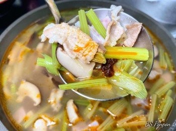 step7: 口味重一點的朋友建議再加些椒麻鮮辣醬當沾醬，前面說各種料理方式都適合，想要芋頭湯帶來更衝擊的濃郁香醇~放膽地把辣醬加量吧！